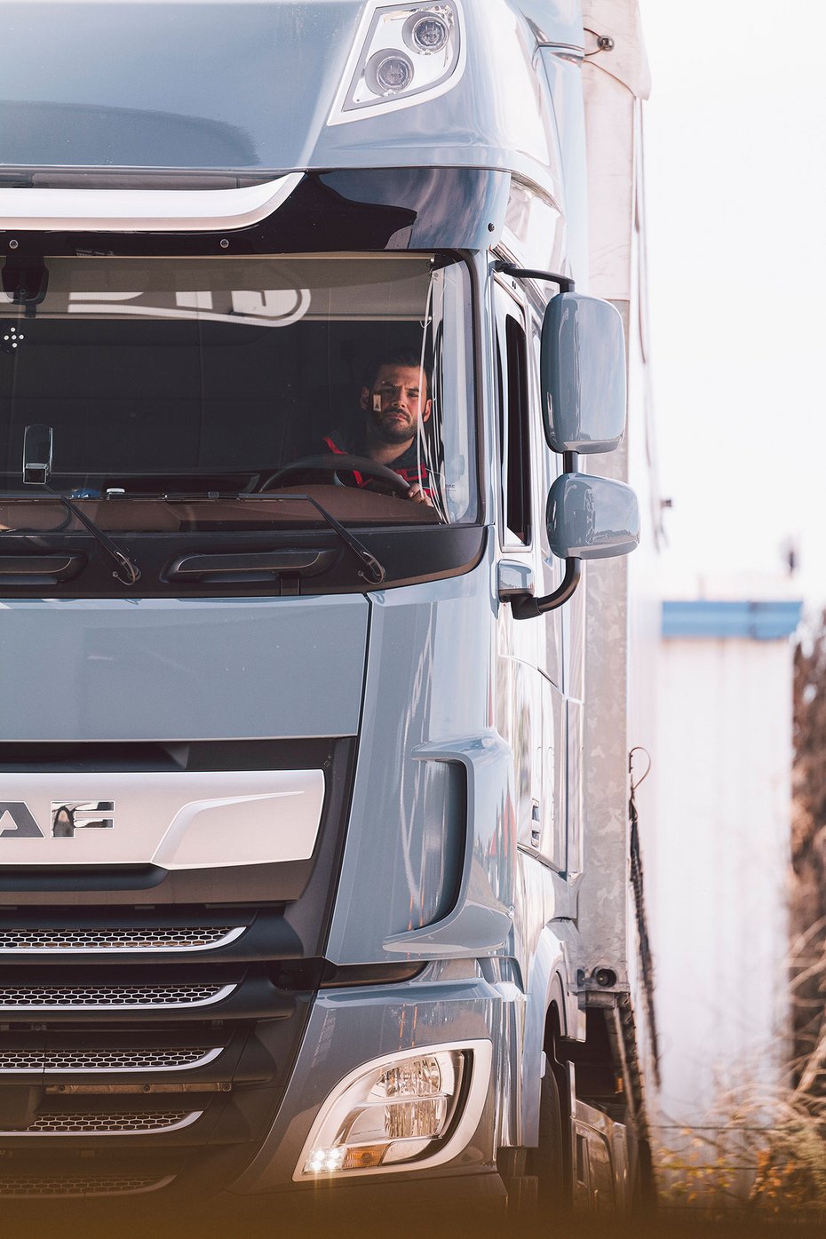 GTÜ Prüfingenieur in einem LKW