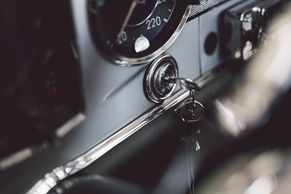 Detailaufnahme des Zündschlosses mit Schlüsses eines Mercedes Oldtimer